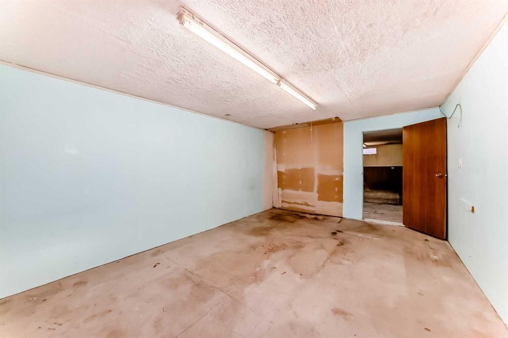 4703 35 Avenue Sw, Calgary, AB - Indoor Photo Showing Other Room