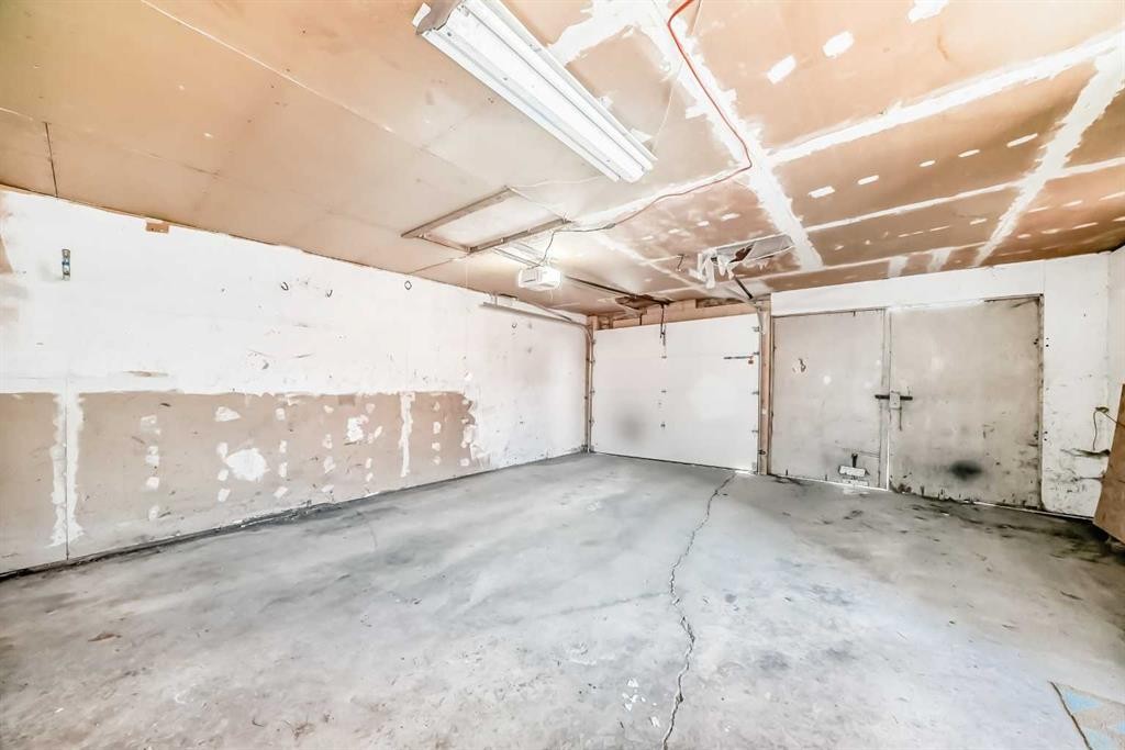 4703 35 Avenue Sw, Calgary, AB - Indoor Photo Showing Garage