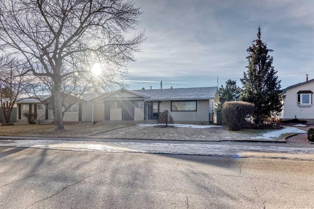 4703 35 Avenue Sw, Calgary, AB - Outdoor