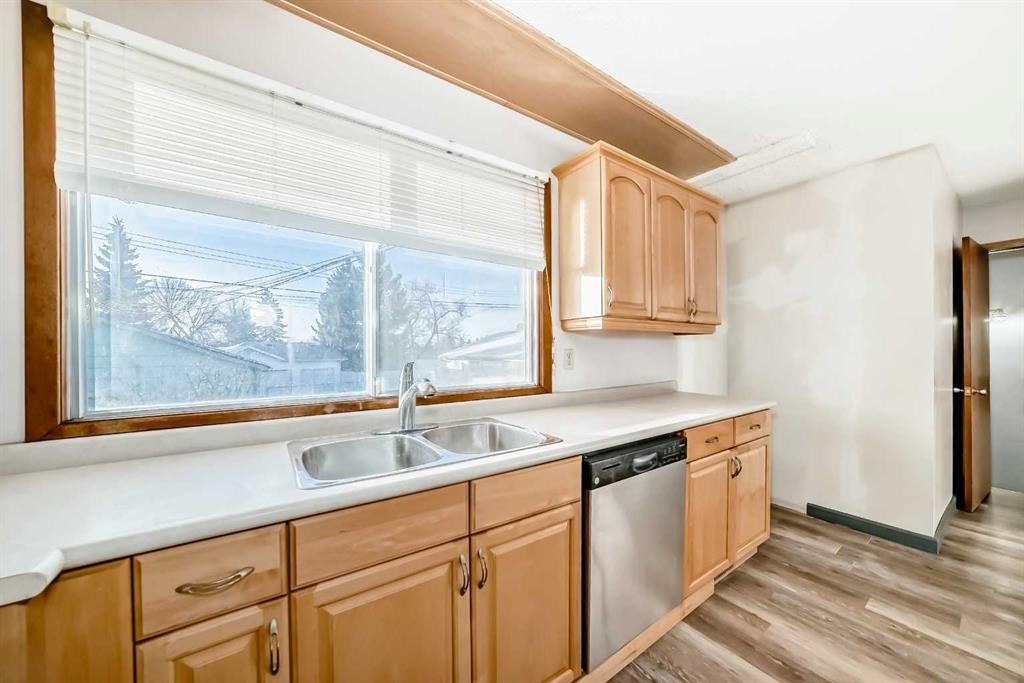 4703 35 Avenue Sw, Calgary, AB - Indoor Photo Showing Kitchen With Double Sink