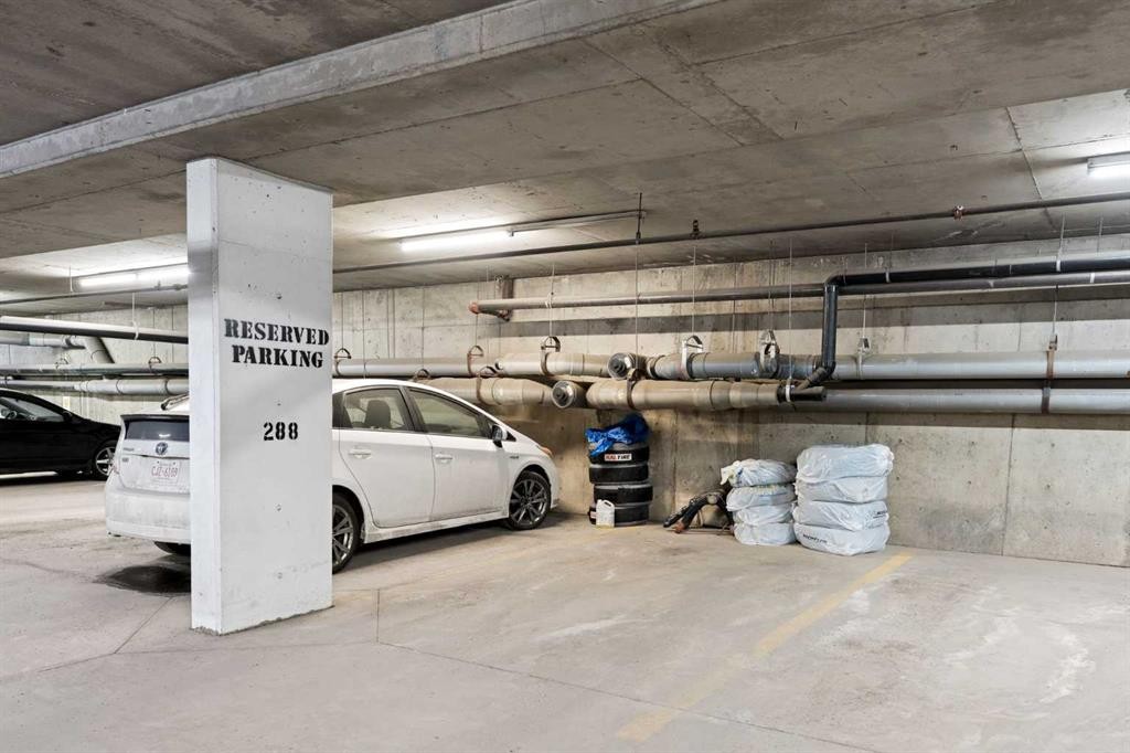518-126 14 Avenue Sw, Calgary, AB - Indoor Photo Showing Garage