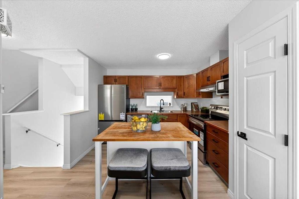 11 Copperfield Court Se, Calgary, AB - Indoor