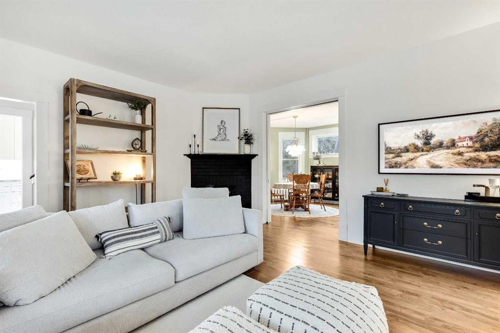 725 Macleod Trail Sw, High River, AB - Indoor Photo Showing Living Room