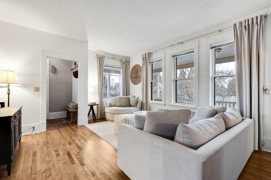 725 Macleod Trail Sw, High River, AB - Indoor Photo Showing Living Room