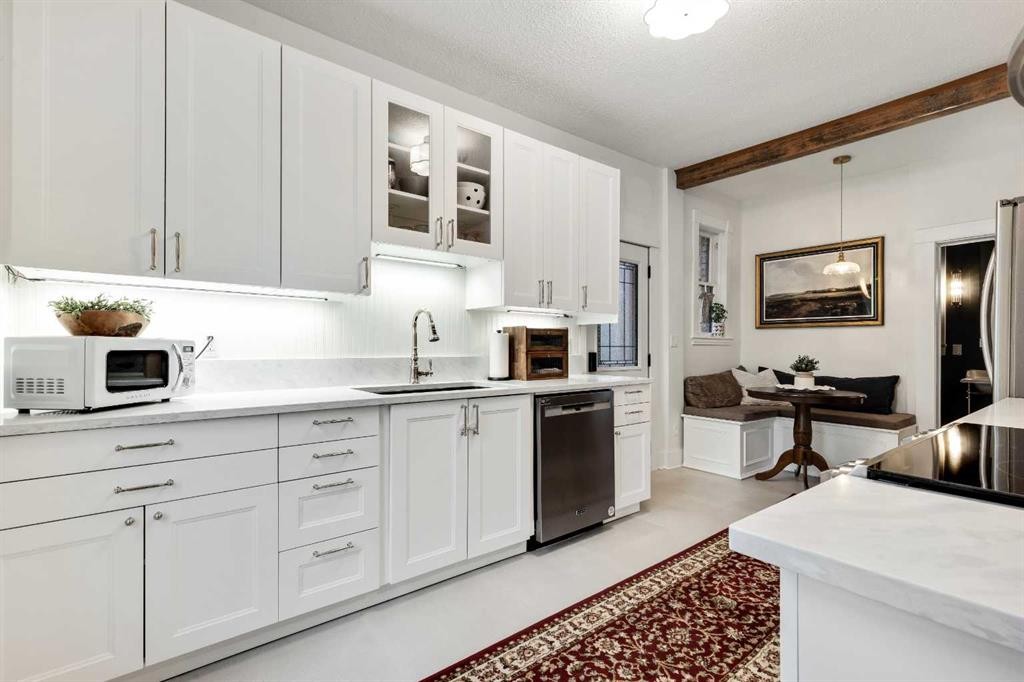 725 Macleod Trail Sw, High River, AB - Indoor Photo Showing Kitchen With Upgraded Kitchen