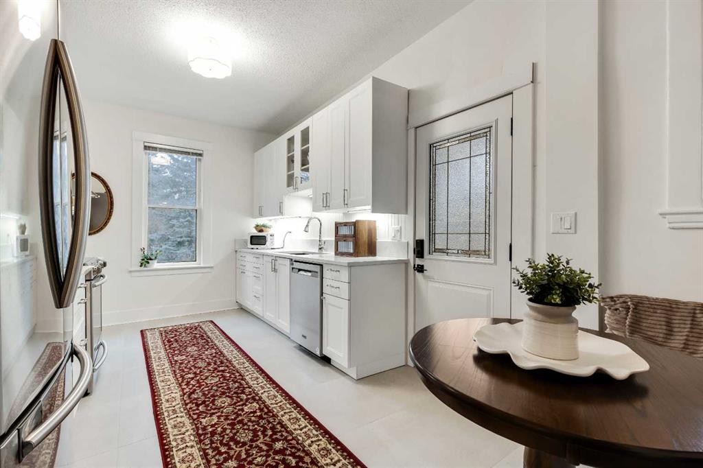 725 Macleod Trail Sw, High River, AB - Indoor Photo Showing Kitchen