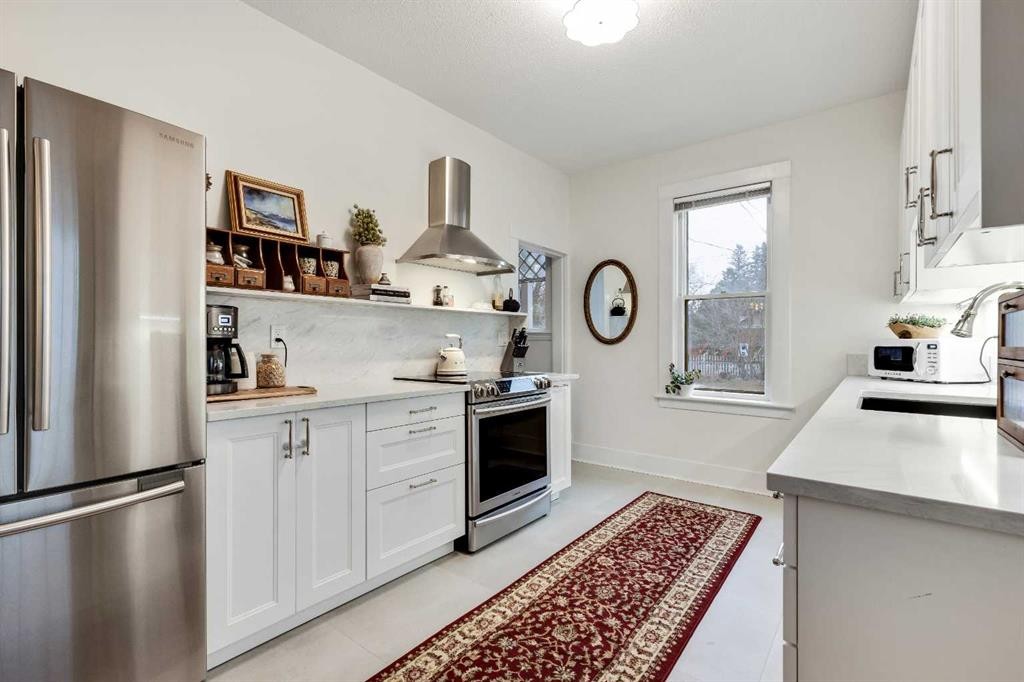 725 Macleod Trail Sw, High River, AB - Indoor Photo Showing Kitchen