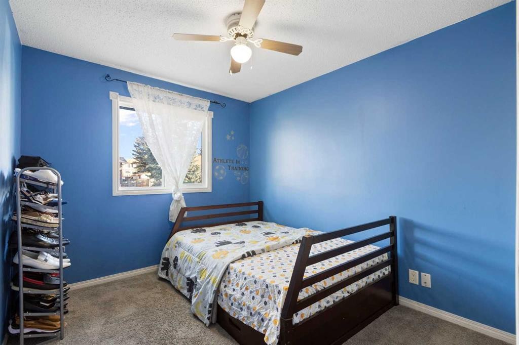 6124 Maddock Drive Ne, Calgary, AB - Indoor Photo Showing Bedroom