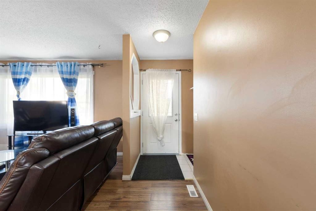6124 Maddock Drive Ne, Calgary, AB - Indoor Photo Showing Other Room