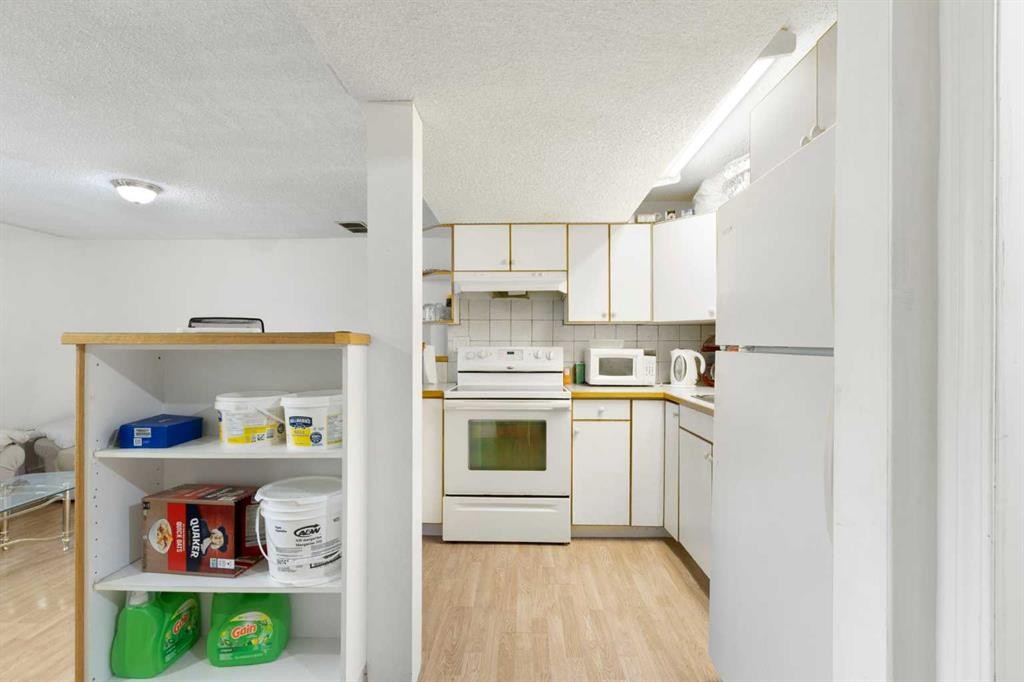 6124 Maddock Drive Ne, Calgary, AB - Indoor Photo Showing Kitchen