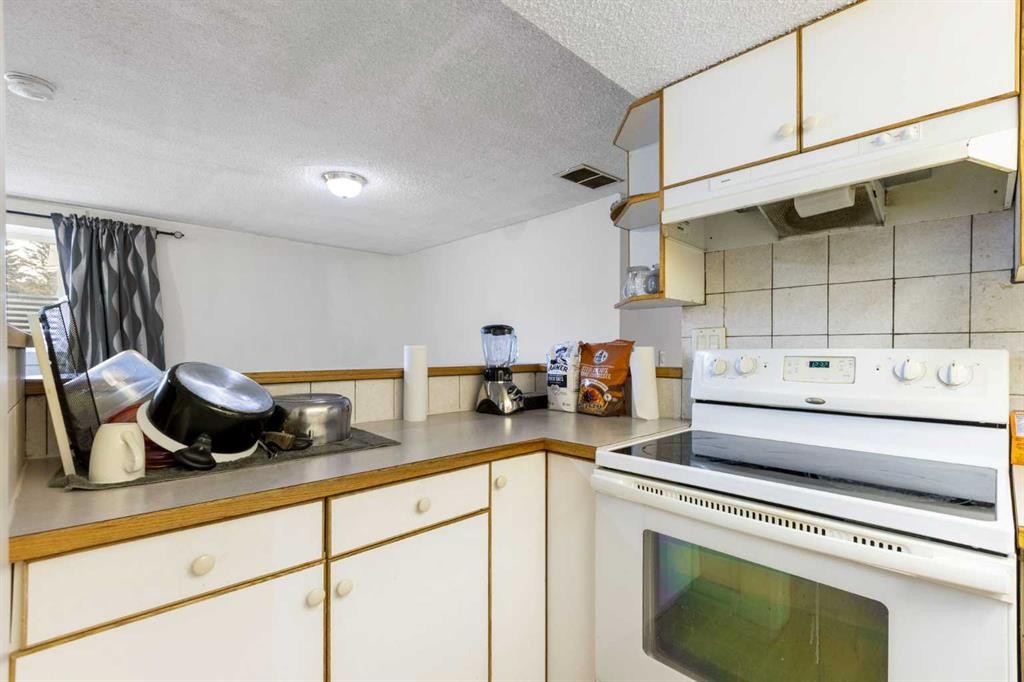 6124 Maddock Drive Ne, Calgary, AB - Indoor Photo Showing Kitchen