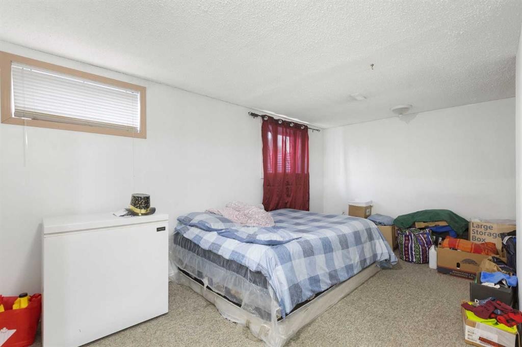 6124 Maddock Drive Ne, Calgary, AB - Indoor Photo Showing Bedroom