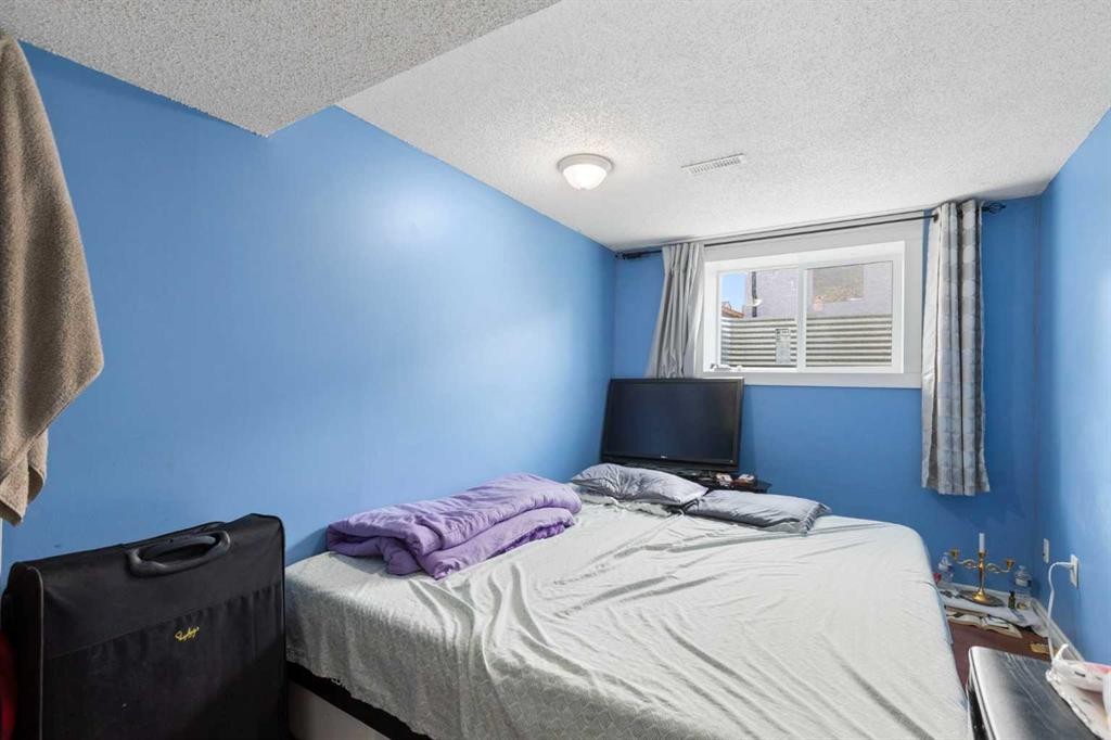 6124 Maddock Drive Ne, Calgary, AB - Indoor Photo Showing Bedroom