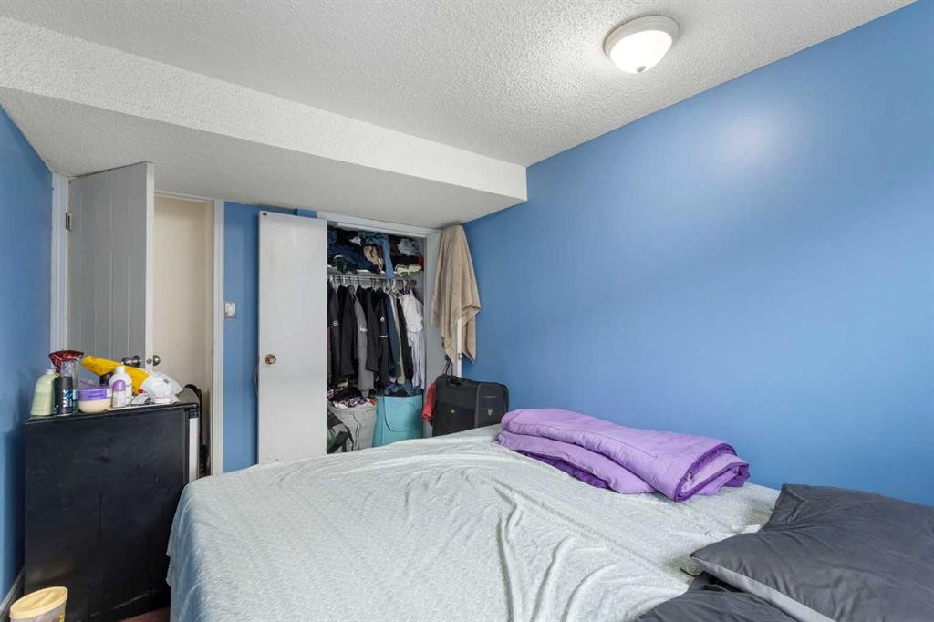 6124 Maddock Drive Ne, Calgary, AB - Indoor Photo Showing Bedroom