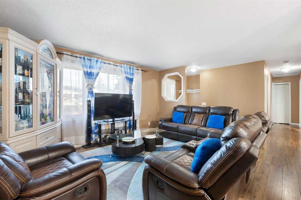 6124 Maddock Drive Ne, Calgary, AB - Indoor Photo Showing Living Room
