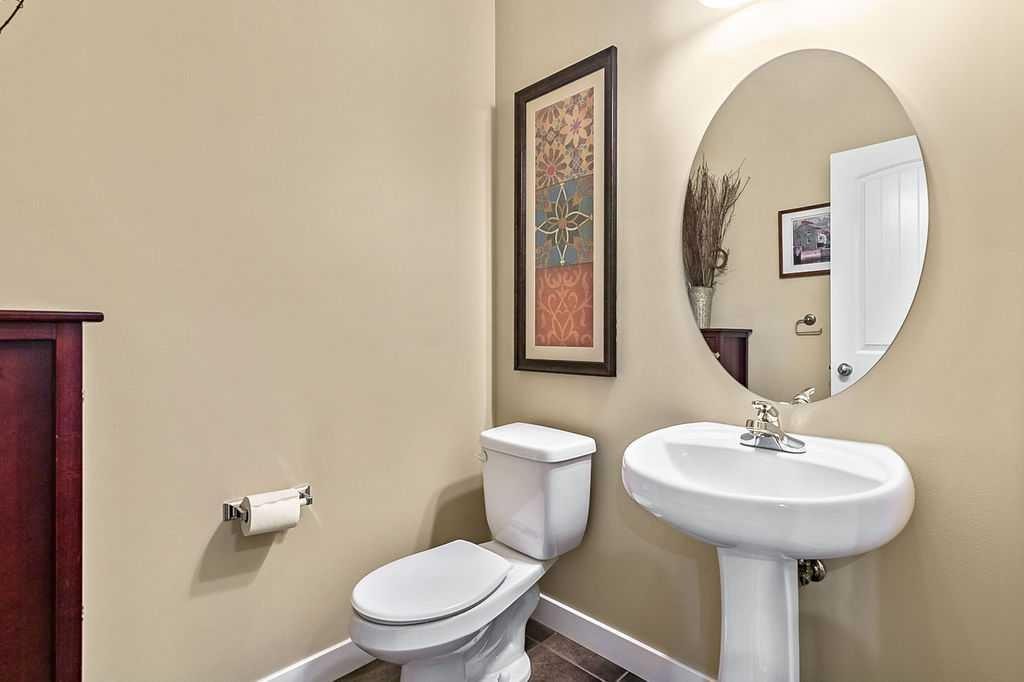 718 Hamptons Bay Se, High River, AB - Indoor Photo Showing Bathroom