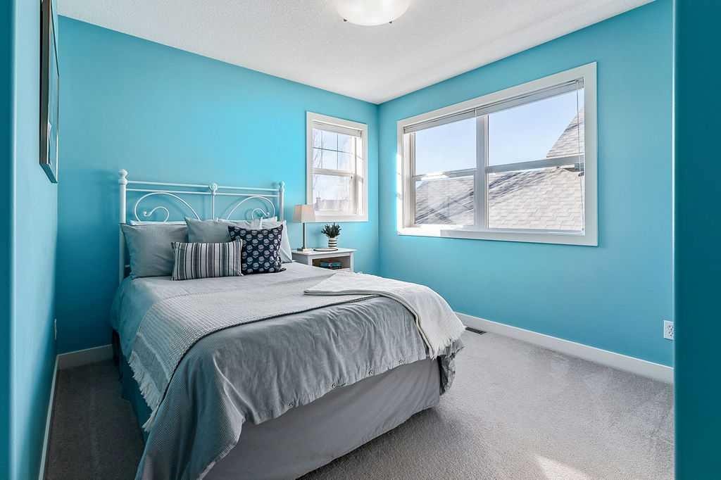 718 Hamptons Bay Se, High River, AB - Indoor Photo Showing Bedroom
