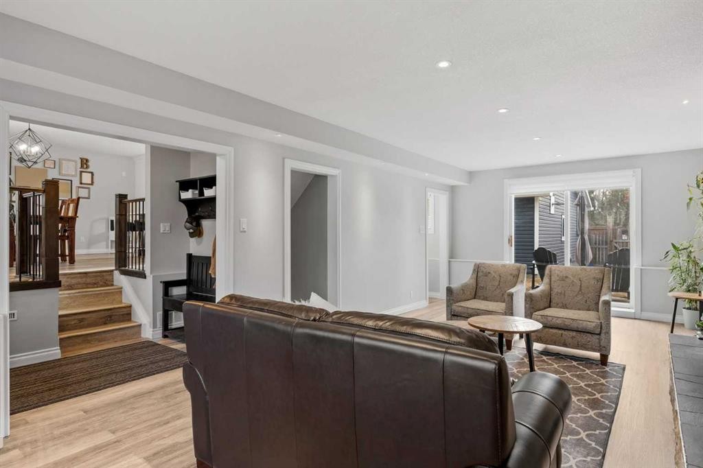 123 Sackville Drive Sw, Calgary, AB - Indoor Photo Showing Living Room