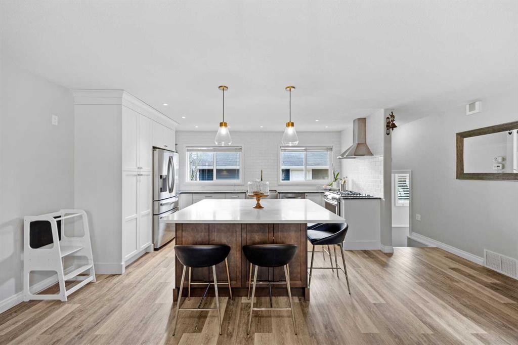 123 Sackville Drive Sw, Calgary, AB - Indoor Photo Showing Kitchen With Upgraded Kitchen