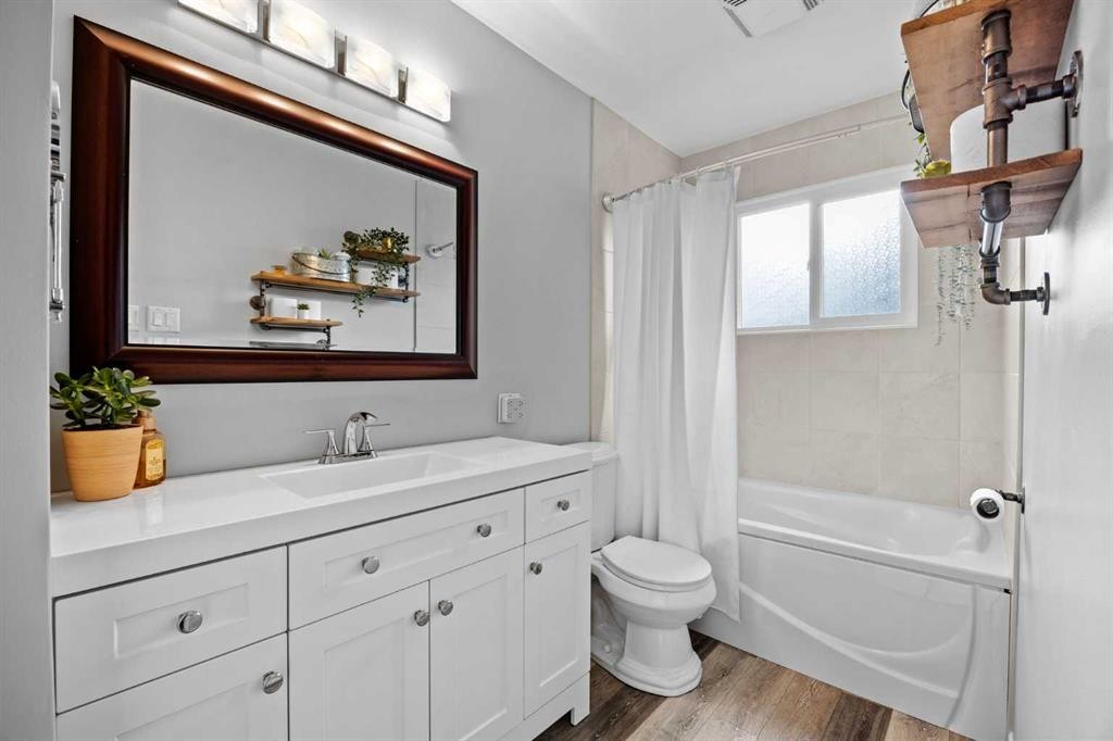 123 Sackville Drive Sw, Calgary, AB - Indoor Photo Showing Bathroom