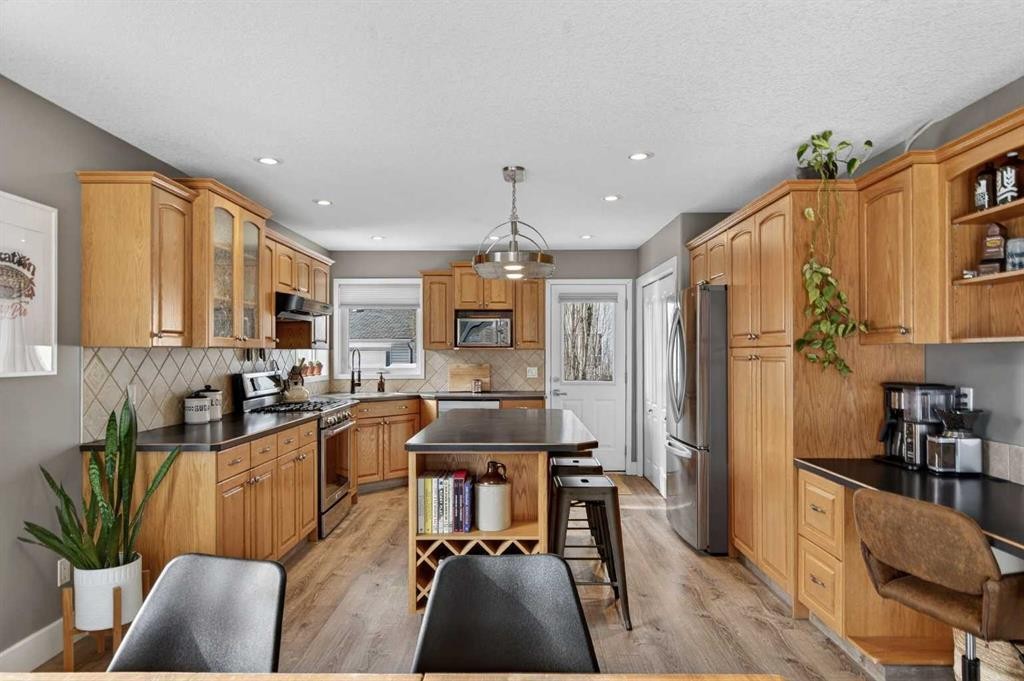 951 3Rd Street Sw, Diamond Valley, AB - Indoor Photo Showing Kitchen With Stainless Steel Kitchen