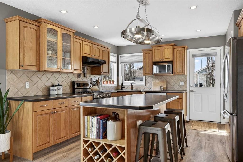 951 3Rd Street Sw, Diamond Valley, AB - Indoor Photo Showing Kitchen With Stainless Steel Kitchen