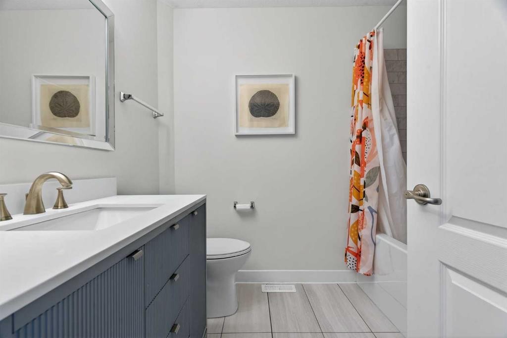 951 3Rd Street Sw, Diamond Valley, AB - Indoor Photo Showing Bathroom