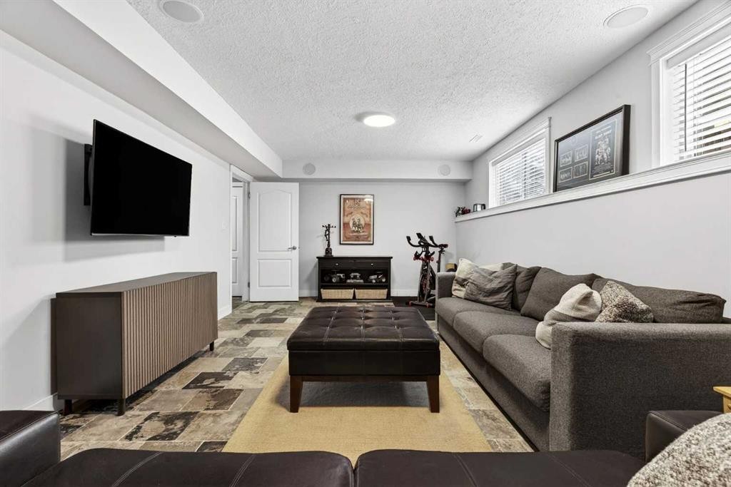 951 3Rd Street Sw, Diamond Valley, AB - Indoor Photo Showing Living Room