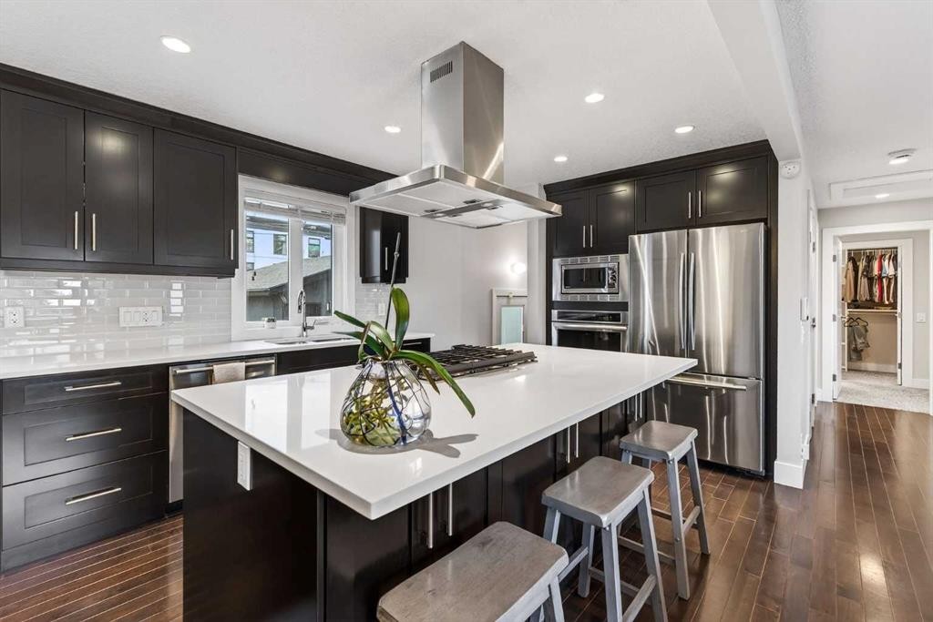 7 Westminster Place Sw, Calgary, AB - Indoor Photo Showing Kitchen With Upgraded Kitchen