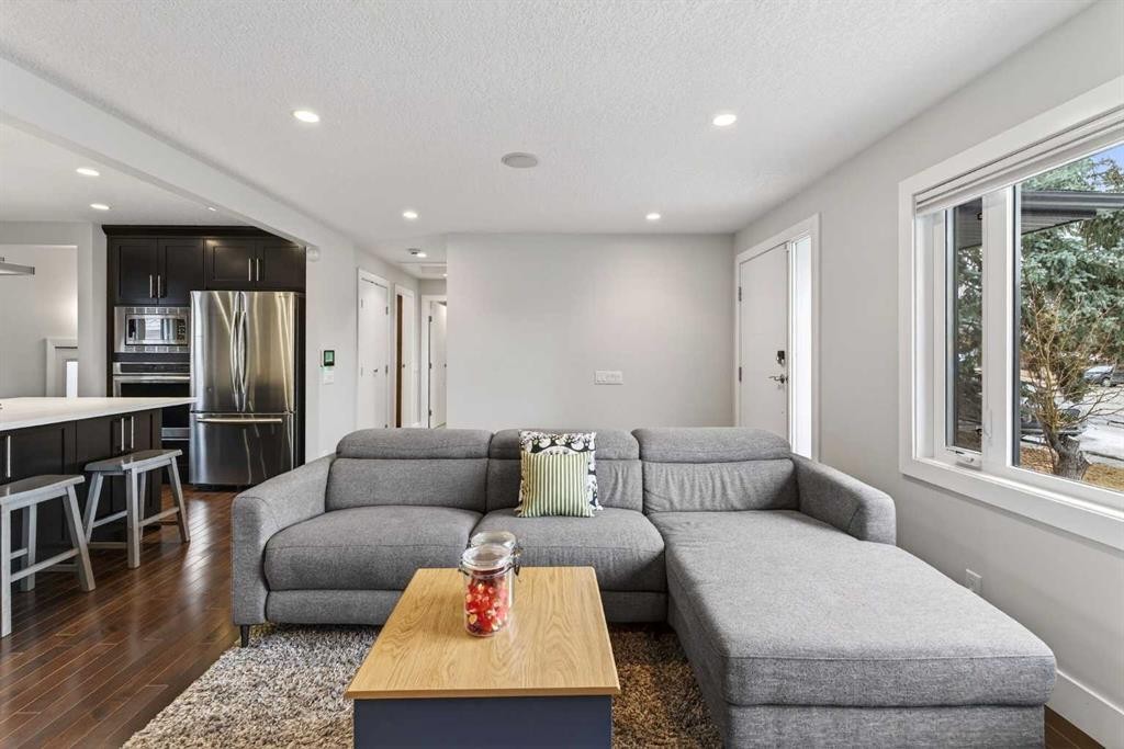 7 Westminster Place Sw, Calgary, AB - Indoor Photo Showing Living Room
