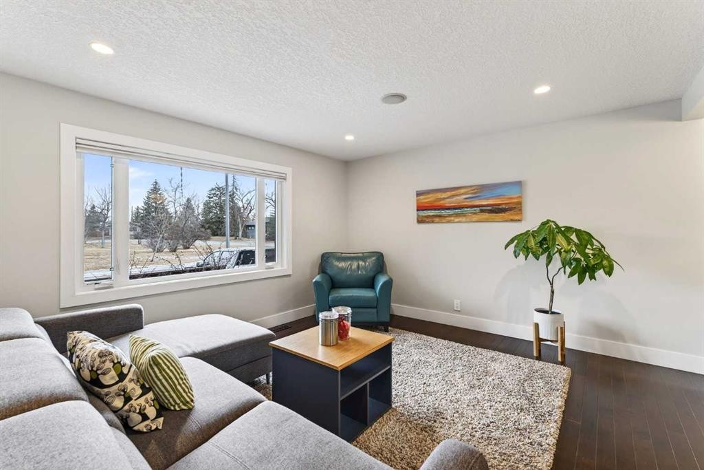 7 Westminster Place Sw, Calgary, AB - Indoor Photo Showing Other Room