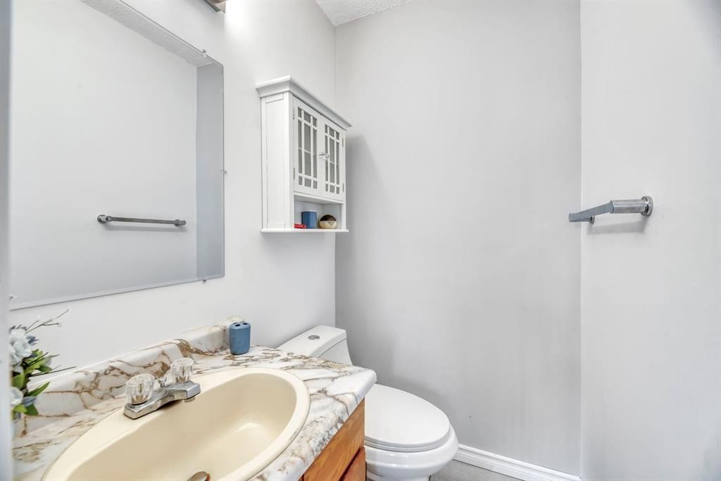 5 Falsby Place Ne, Calgary, AB - Indoor Photo Showing Bathroom