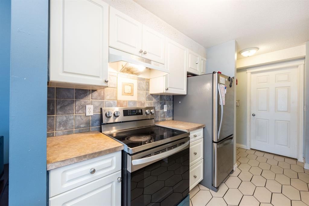 304-5555 Falsbridge Drive Ne, Calgary, AB - Indoor Photo Showing Kitchen