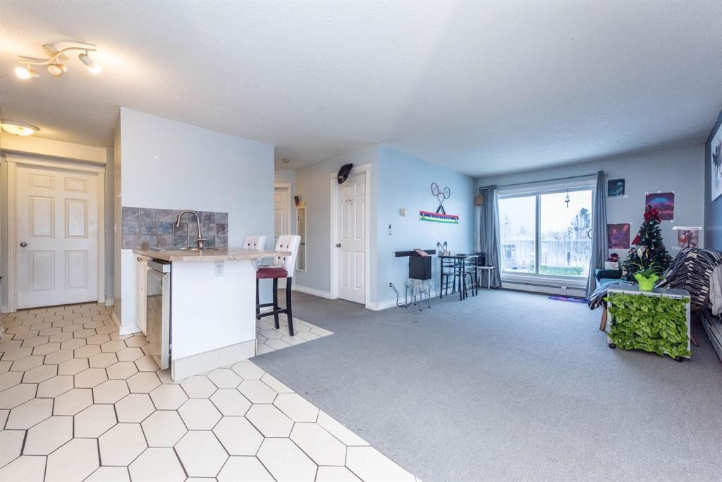 304-5555 Falsbridge Drive Ne, Calgary, AB - Indoor Photo Showing Kitchen