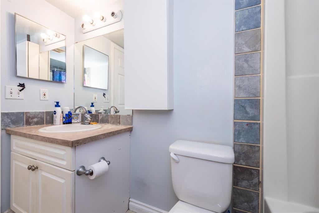 304-5555 Falsbridge Drive Ne, Calgary, AB - Indoor Photo Showing Bathroom
