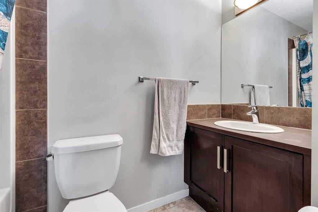 149 New Brighton Point Se, Calgary, AB - Indoor Photo Showing Bathroom