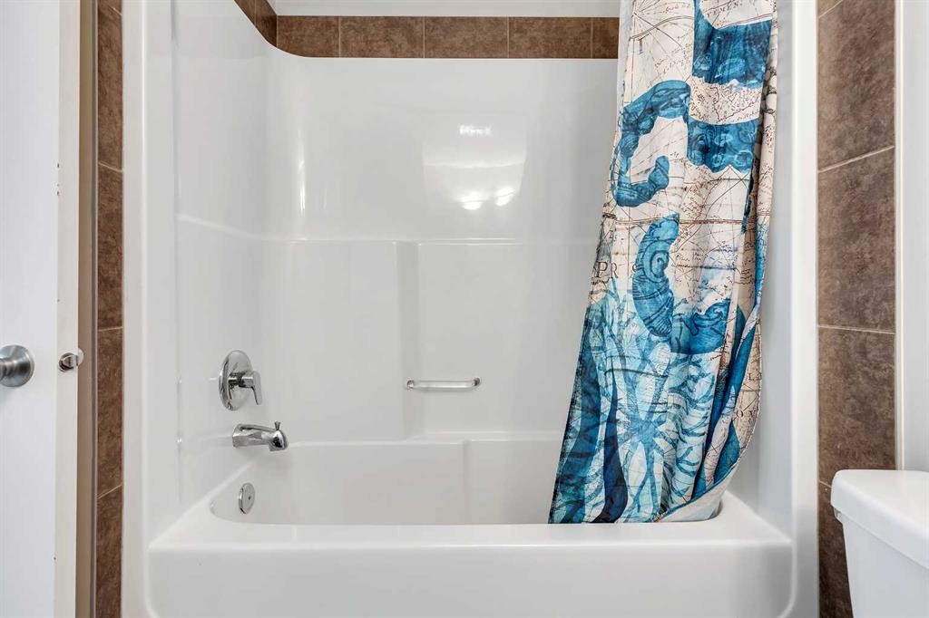 149 New Brighton Point Se, Calgary, AB - Indoor Photo Showing Bathroom