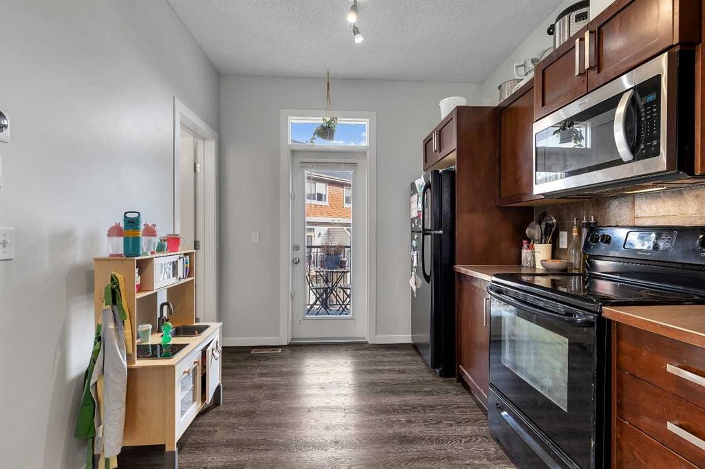 149 New Brighton Point Se, Calgary, AB - Indoor Photo Showing Kitchen