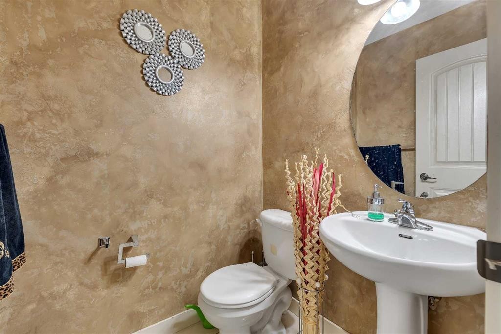 135 Panatella Close Nw, Calgary, AB - Indoor Photo Showing Bathroom