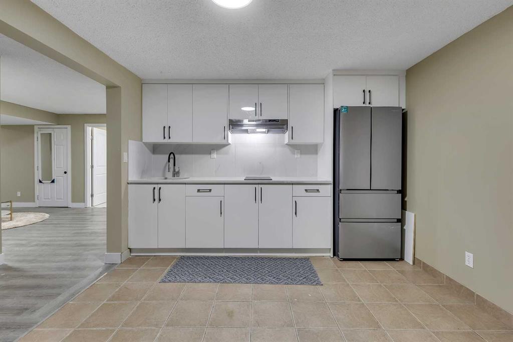 135 Panatella Close Nw, Calgary, AB - Indoor Photo Showing Kitchen