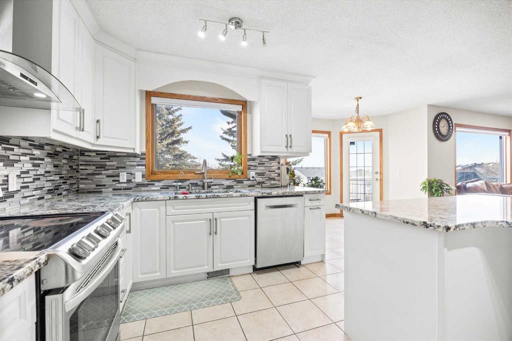 220 Edgeridge Gardens Nw, Calgary, AB - Indoor Photo Showing Kitchen With Upgraded Kitchen