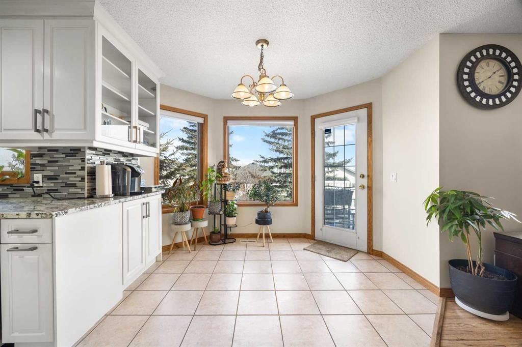 220 Edgeridge Gardens Nw, Calgary, AB - Indoor Photo Showing Kitchen