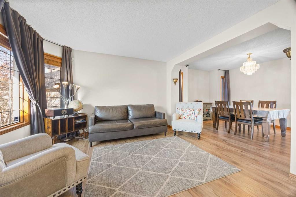 220 Edgeridge Gardens Nw, Calgary, AB - Indoor Photo Showing Living Room