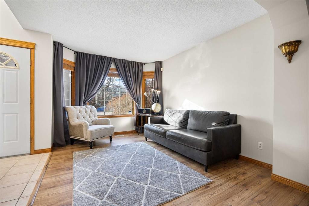 220 Edgeridge Gardens Nw, Calgary, AB - Indoor Photo Showing Living Room