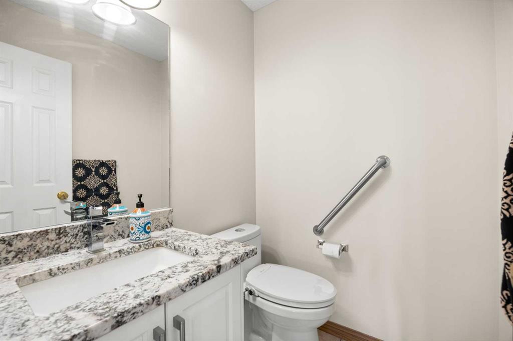 220 Edgeridge Gardens Nw, Calgary, AB - Indoor Photo Showing Bathroom