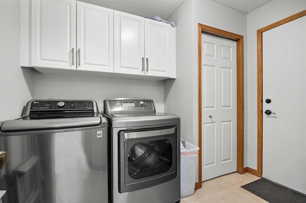 220 Edgeridge Gardens Nw, Calgary, AB - Indoor Photo Showing Laundry Room