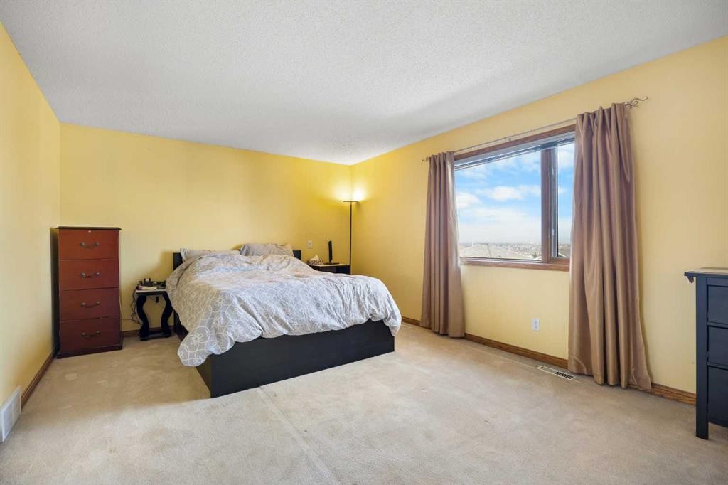 220 Edgeridge Gardens Nw, Calgary, AB - Indoor Photo Showing Bedroom