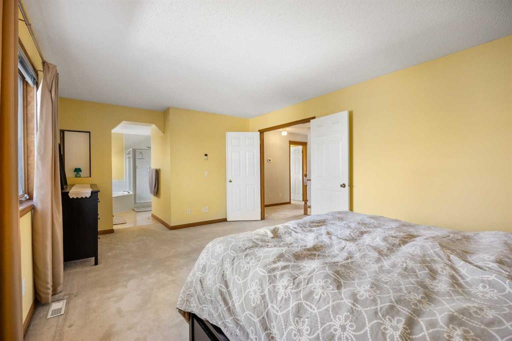 220 Edgeridge Gardens Nw, Calgary, AB - Indoor Photo Showing Bedroom