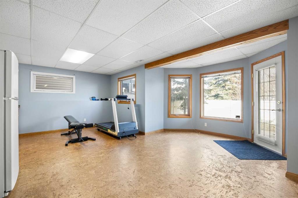 220 Edgeridge Gardens Nw, Calgary, AB - Indoor Photo Showing Other Room