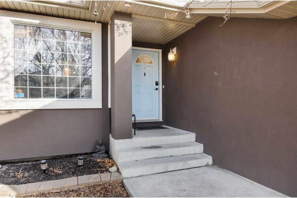 220 Edgeridge Gardens Nw, Calgary, AB - Outdoor With Exterior